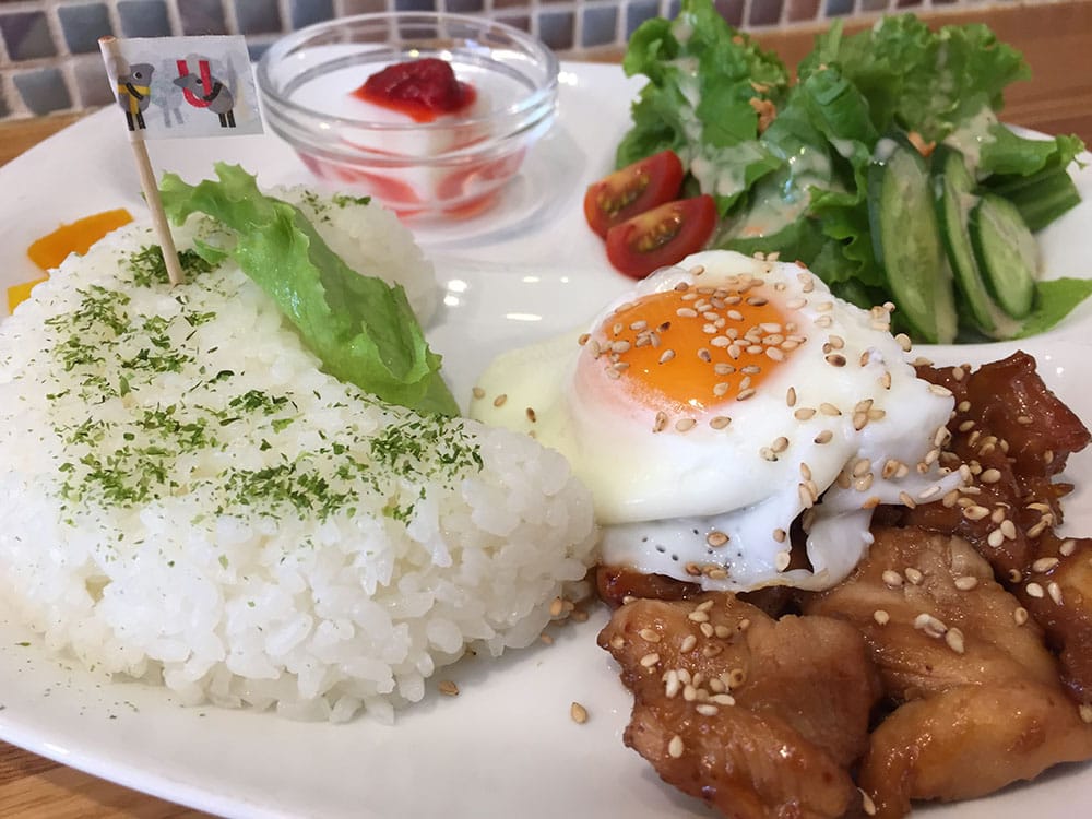 はびき堂のランチプレートぷりぷりチキンの照り焼きプレート